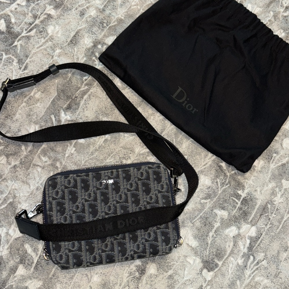 Navy Blue Dior Crossbody Canvas 💙
••Willing to Trade for Vintage Designer bag••